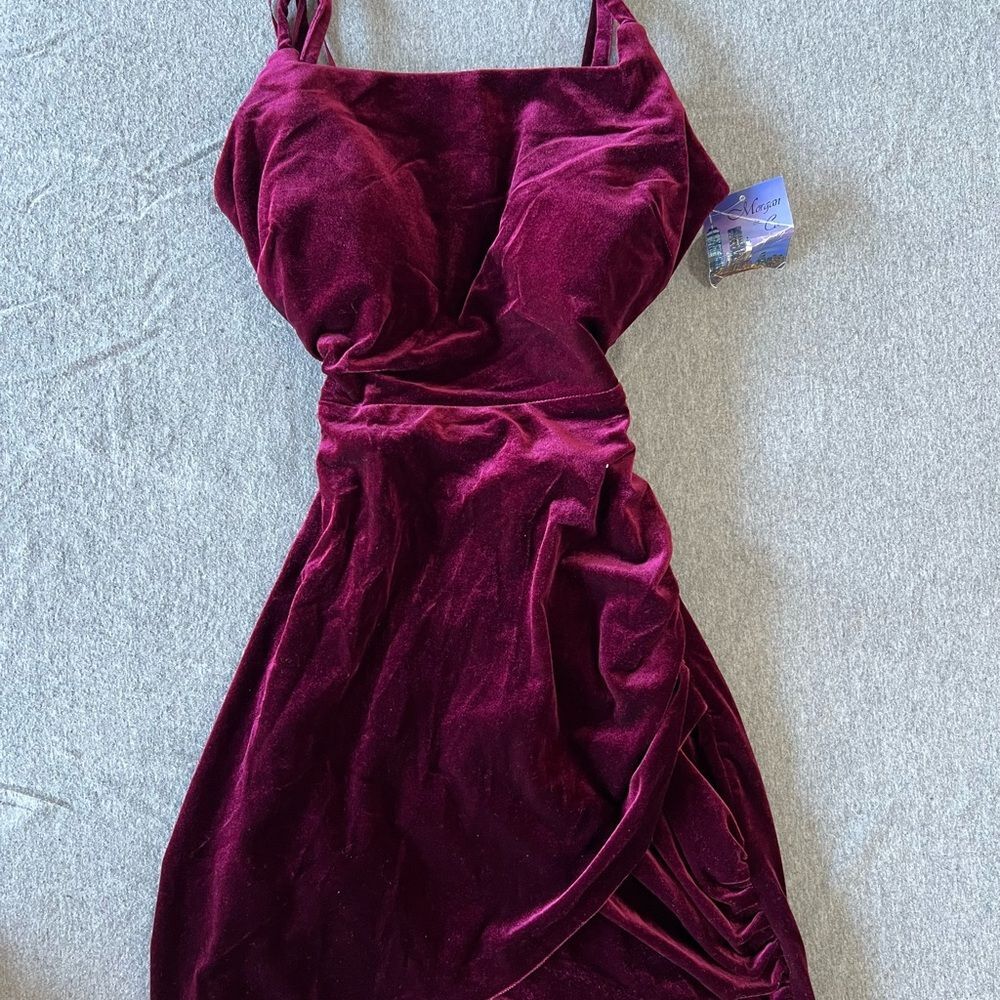 Chic Velvet Mini Dress in Deep Burgundy